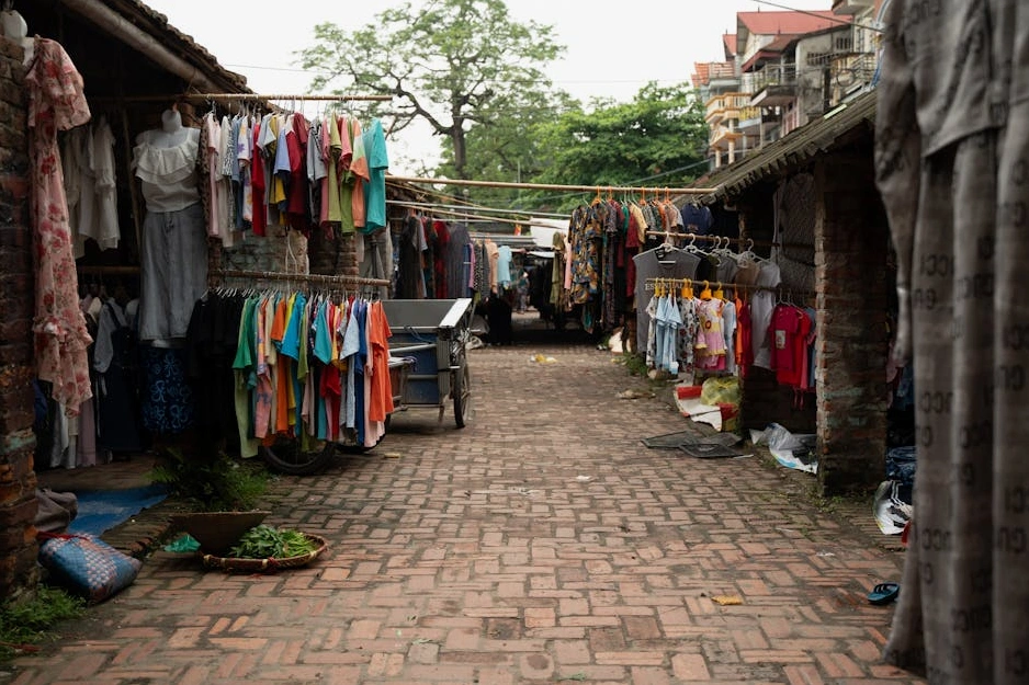 Ein moderner Trading-Bildschirm mit Börsencharts und Graphen im Hintergrund